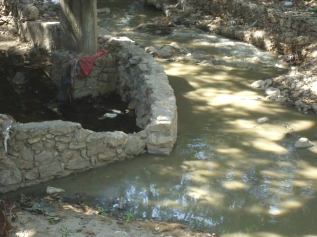 Aguas negras contaminan vertedero de agua limpia en Albania Baja