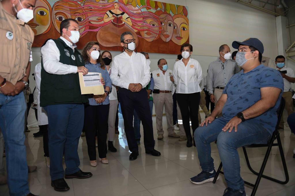 Cientos de jóvenes mayores de 18 años asisten a vacunarse contra el COVID-19 en la UNACH