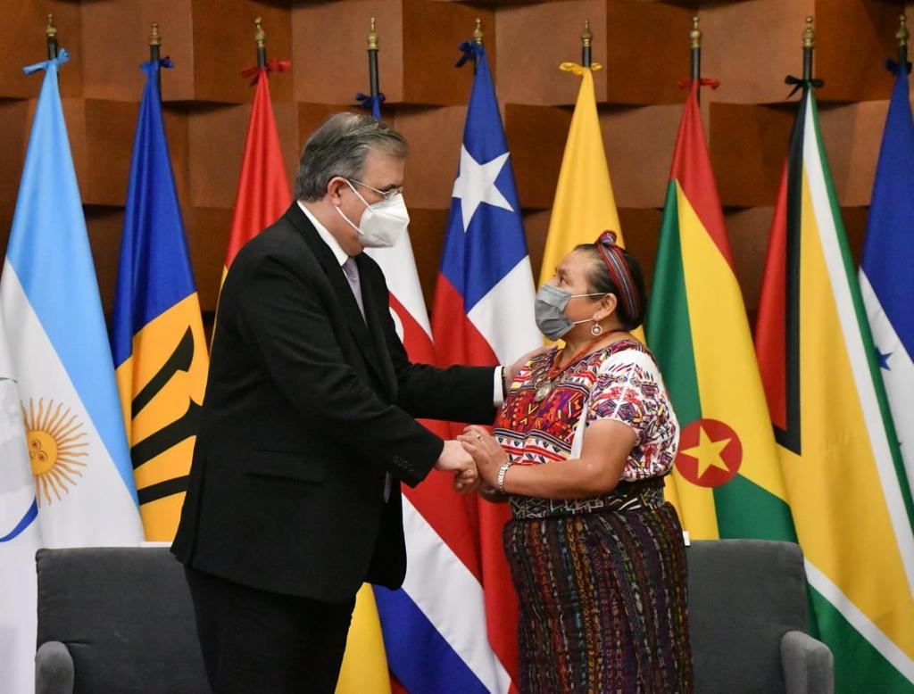 Ante premios Nobel de la Paz, el canciller Ebrard llama a eliminar la violencia contra las mujeres