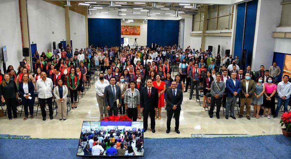 El Centro de Convenciones  “Dr. Manuel Velasco Suárez”, fue sede de la ceremonia de graduación de los programas de Licenciatura en Modalidad a Distancia que se imparten a través de