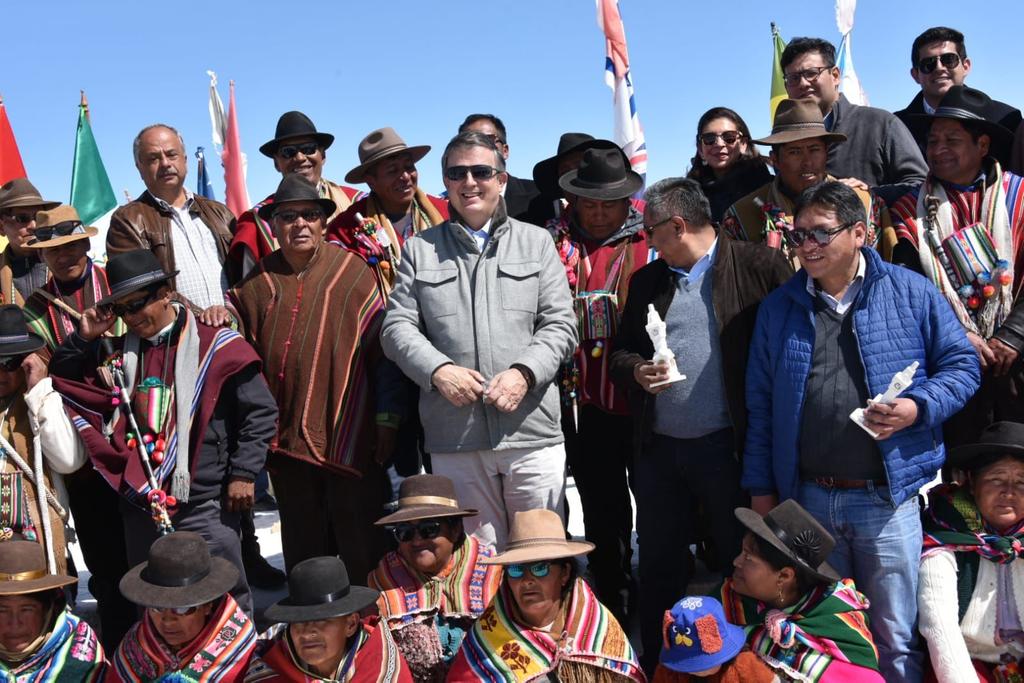 El canciller Marcelo Ebrard visita el salar de Uyuni, el mayor yacimiento de litio en el mundo