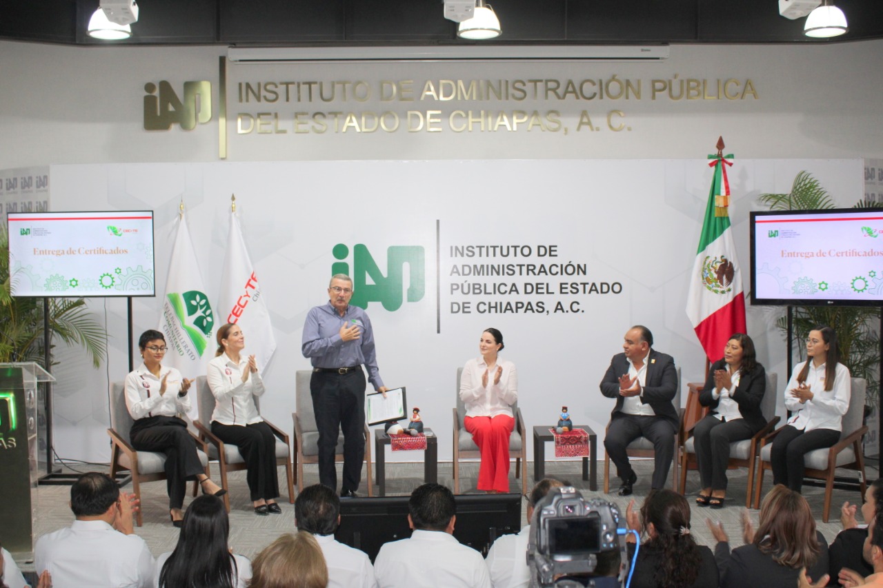 IAP Chiapas entrega certificados de competencia laboral en el estándar de igualdad entre mujeres y hombres a servidoras y servidores públicos del CECyTECH