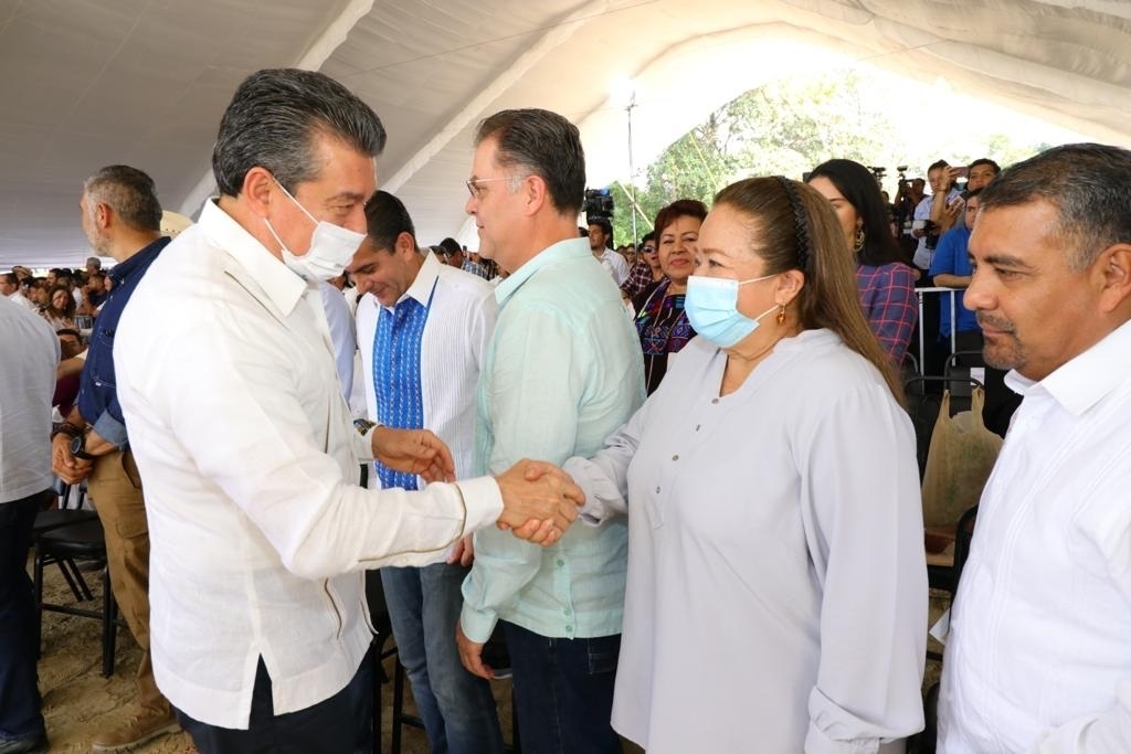 Sonia Catalina y el gobernador Rutilio Escandon