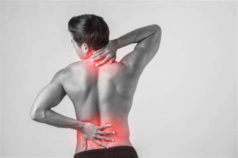 Si percibes pinchazos o choques eléctricos a partir de la espalda baja, podrías tener radiculopatías
