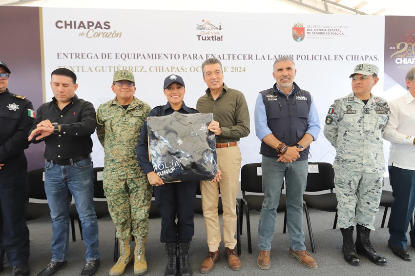 Rutilio Escandón entrega patrullas, uniformes y equipo a la Policía Municipal de Tuxtla Gutiérrez 