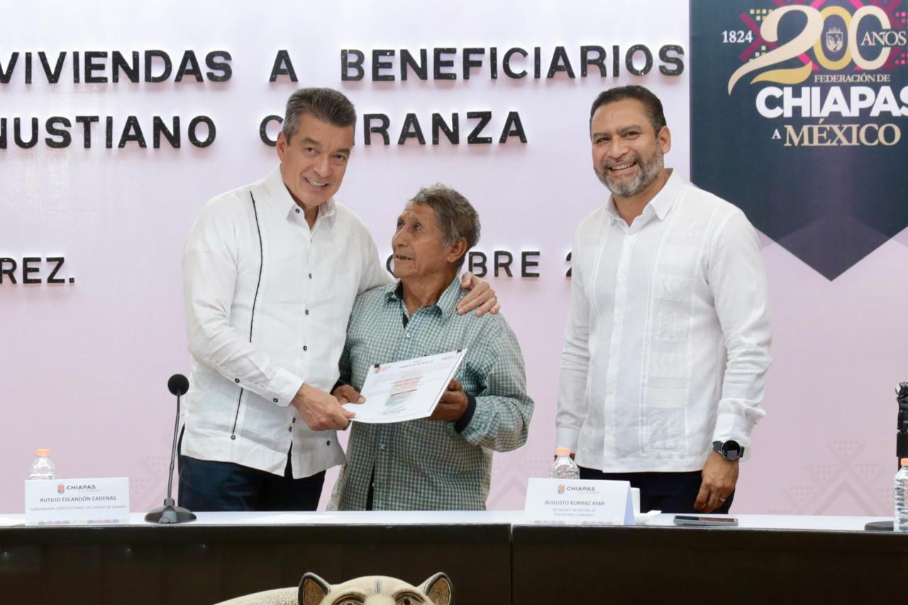 Entrega Rutilio Escandón viviendas a familias del municipio de Venustiano Carranza 