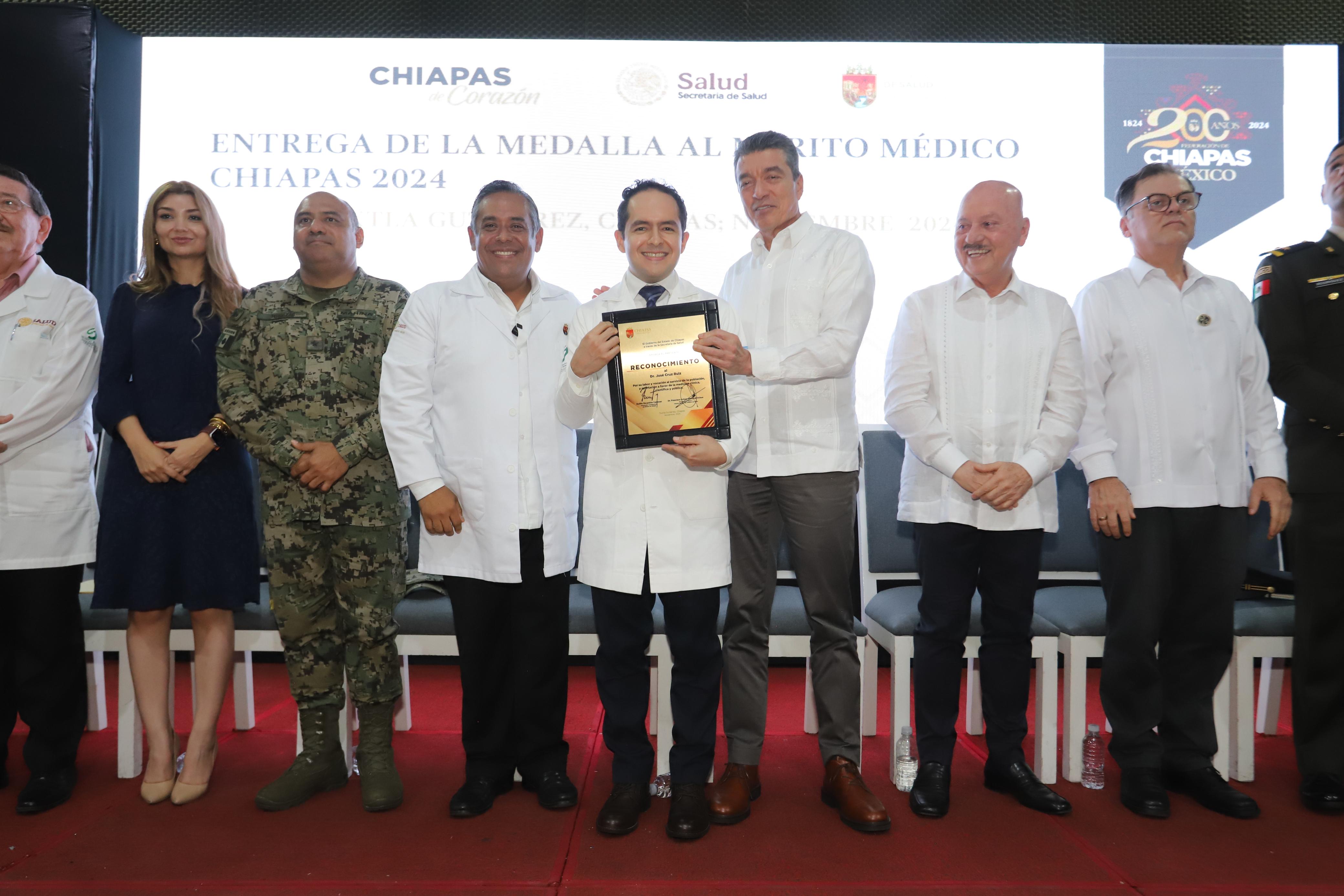 Entrega Rutilio Escandón Medalla al Mérito Médico Chiapas 2024 al doctor Jesús Sepúlveda Delgado 