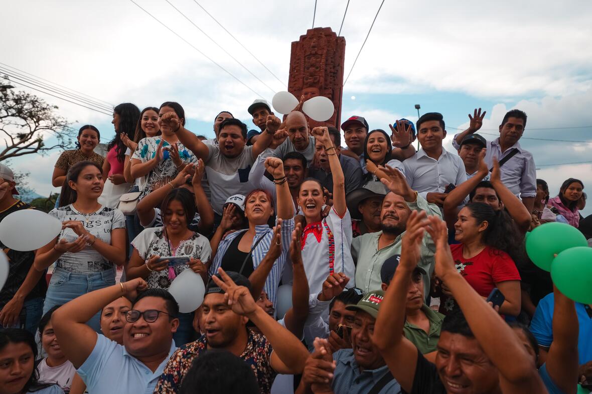 Cientos de chiapanecos saludaron a Claudia Sheinbaum a su paso por carretera para mostrar su apoyo y cariño