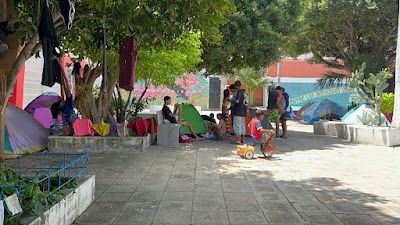 Buscan más migrantes refugio en Parque Santo Domingo 