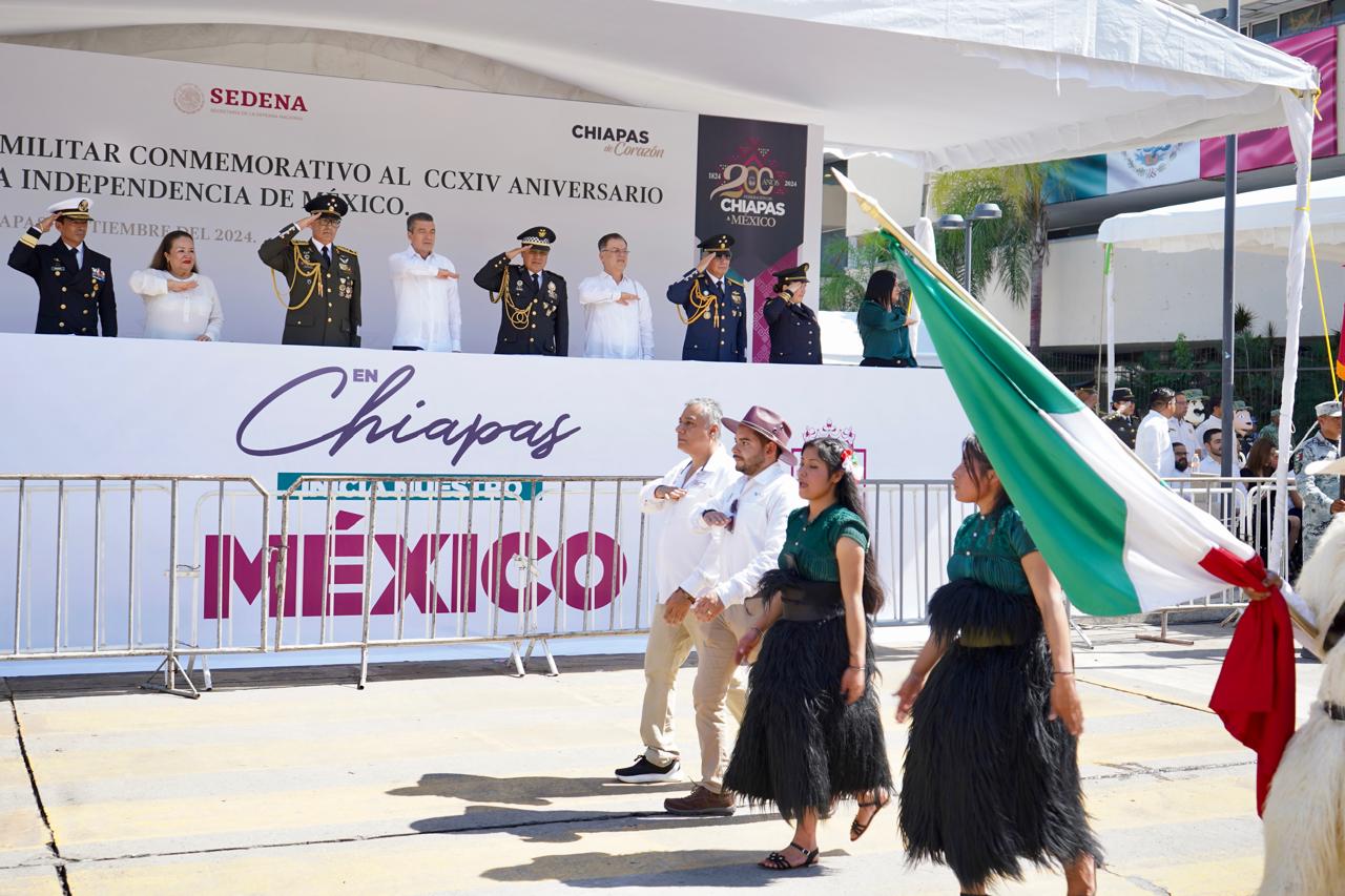 Presencia Rutilio Escandón el Desfile Cívico-Militar por el 214 Aniversario del Inicio de la Independencia de México 