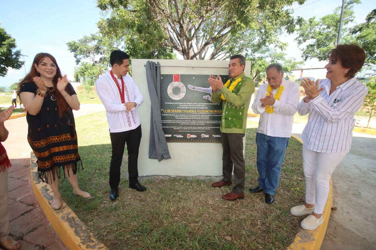 Rutilio Escandón devela placa en honor al medallista Luis Mario Nájera en la unidad deportiva de Venustiano Carranza 