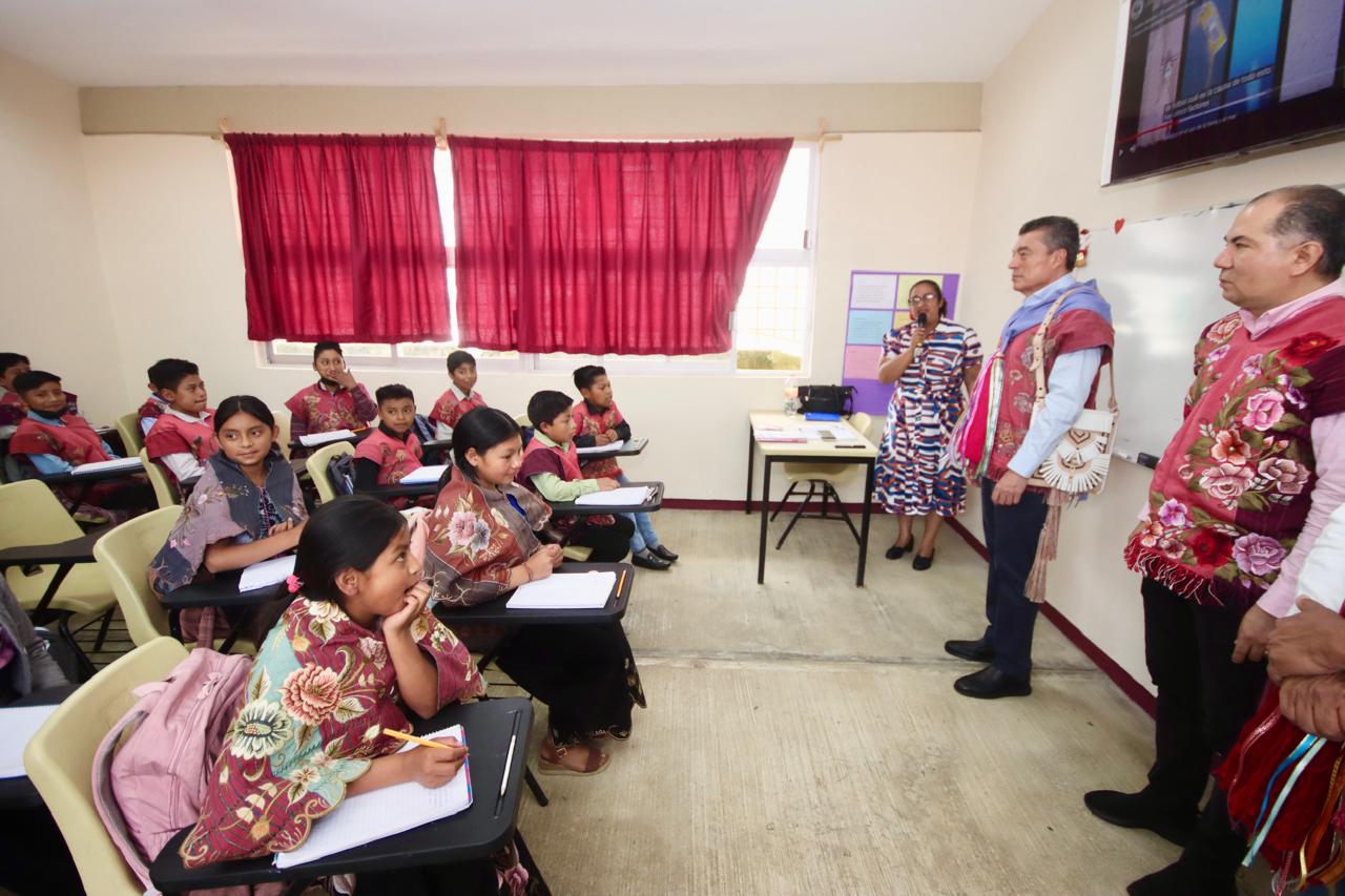 Rutilio Escandón inaugura aulas en Telesecundaria 305 Belisario Domínguez Palencia, en Zinacantán 