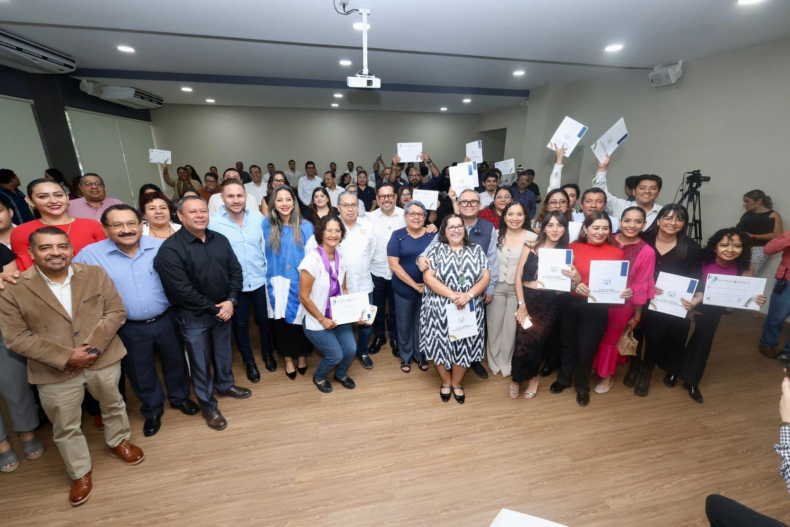 Clausuran 1er Diplomado de Periodismo asistido por IA 