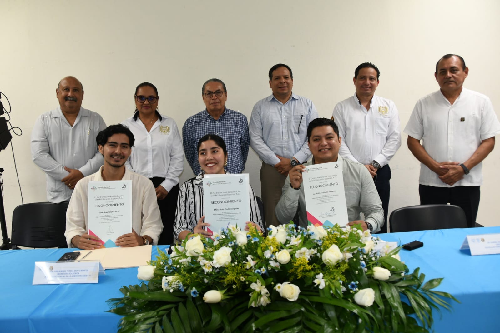 Reciben egresados de la UNACH Premio a la Excelencia Académica CENEVAL-EGEL Plus 
