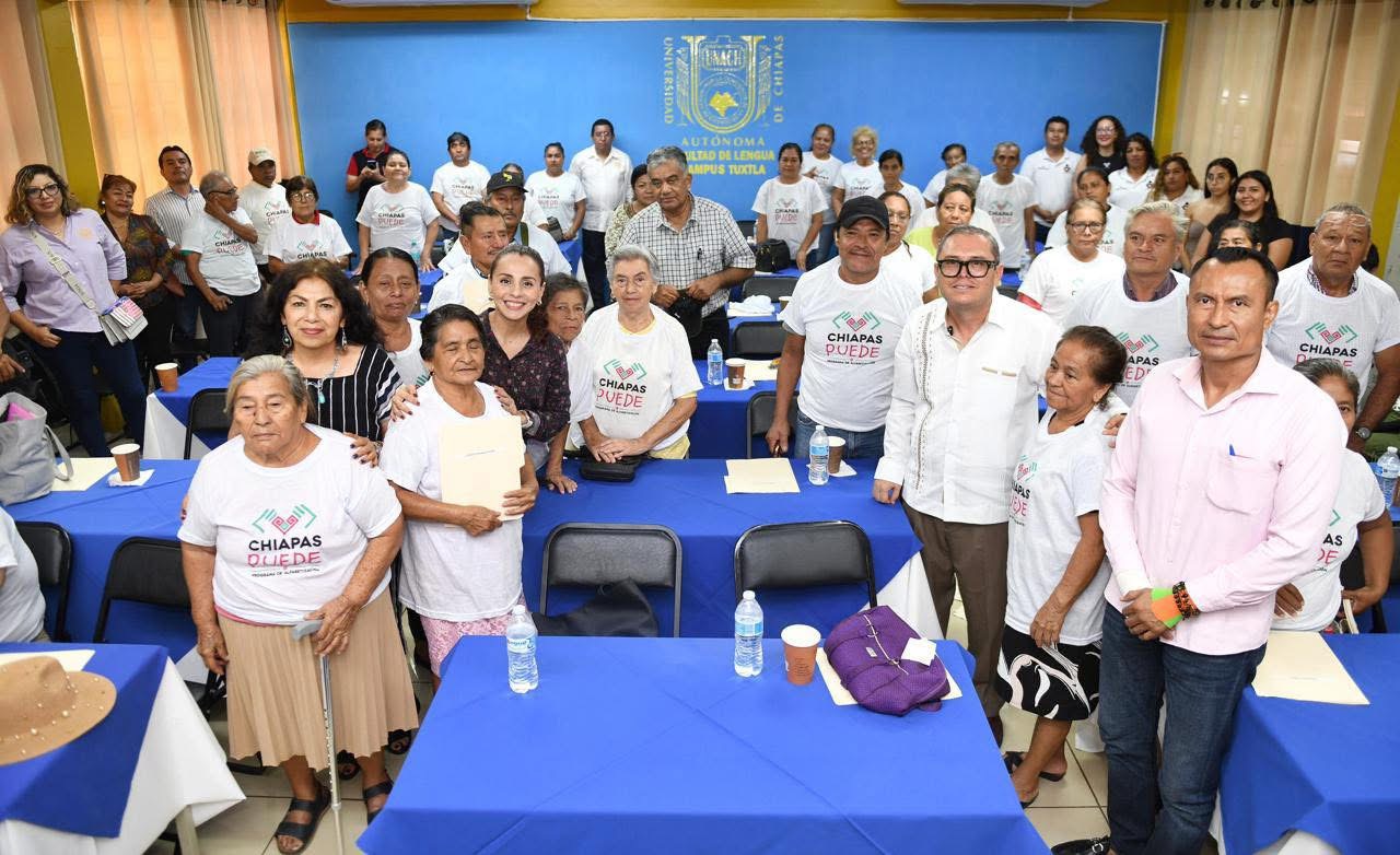Entregan en la UNACH Beca Rosario Castellanos a personas que se alfabetizaron mediante el Programa Chiapas Puede 