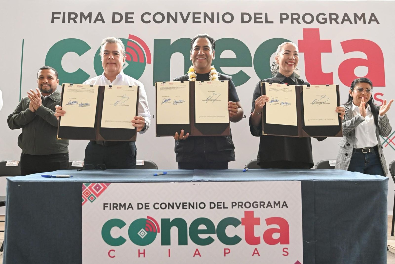 Eduardo Ramírez entrega chips del programa Conecta Chiapas a estudiantes del Tecnológico de Cintalapa 