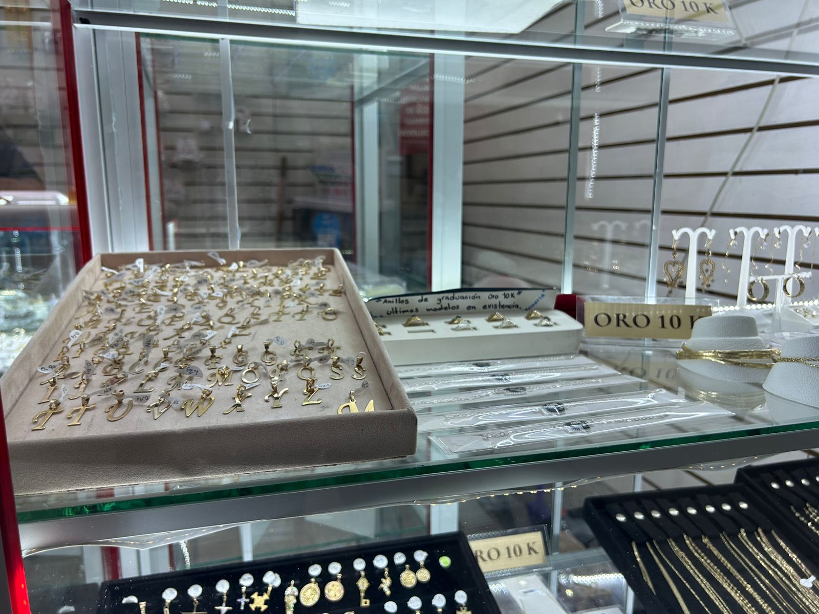 Más de $2 mil un anillo de graduación 