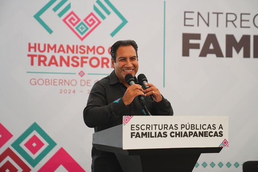 Eduardo Ramírez entrega escrituras y otorga certeza jurídica a familias chiapanecas 