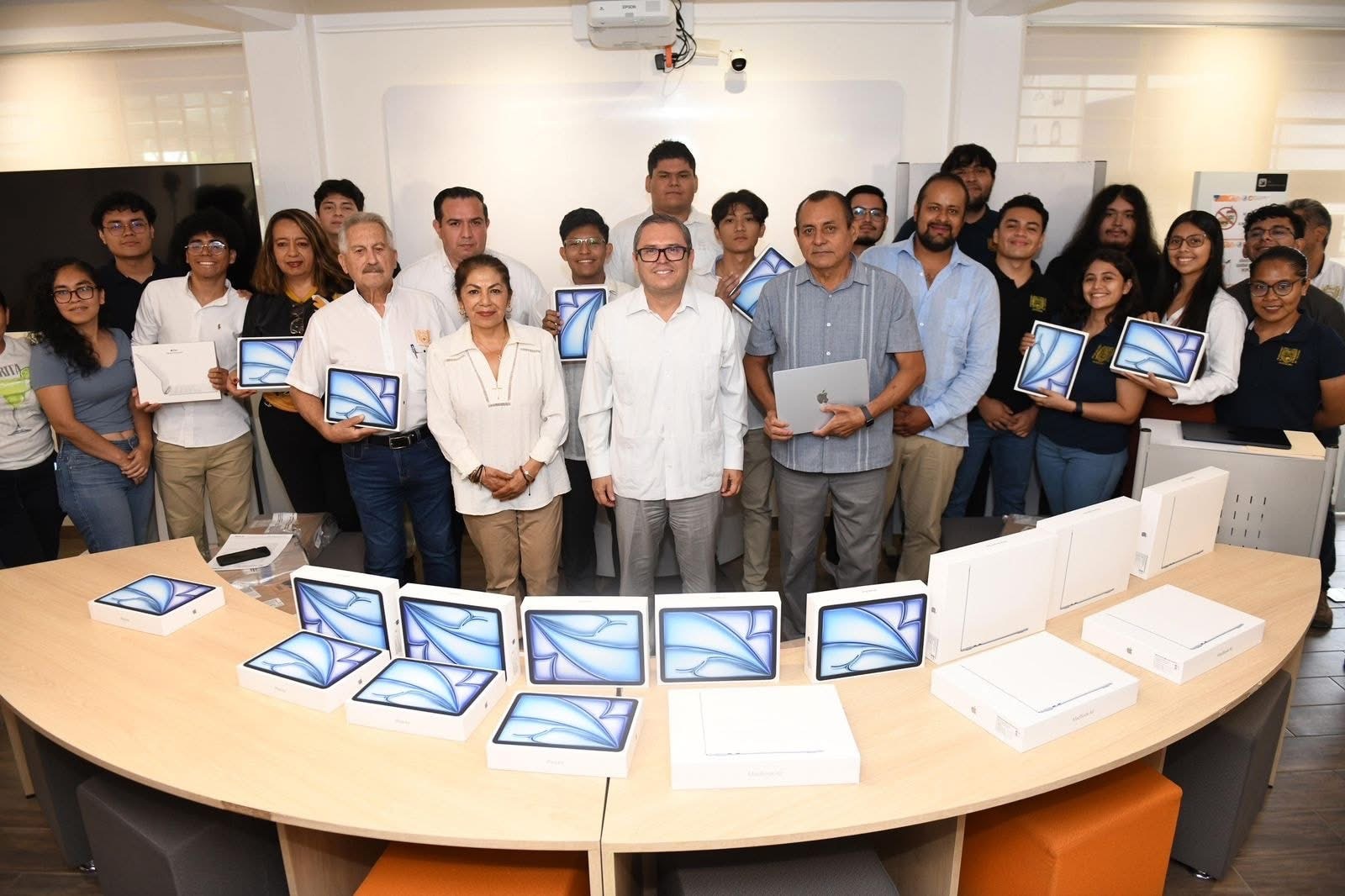 Donan equipo de alta tecnología a la Facultad de Negocios Campus IV Tapachula de la UNACH 
