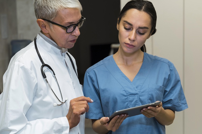 ¿Faltan médicos o falta tiempo? El reto de México para aprovechar mejor a sus especialistas
