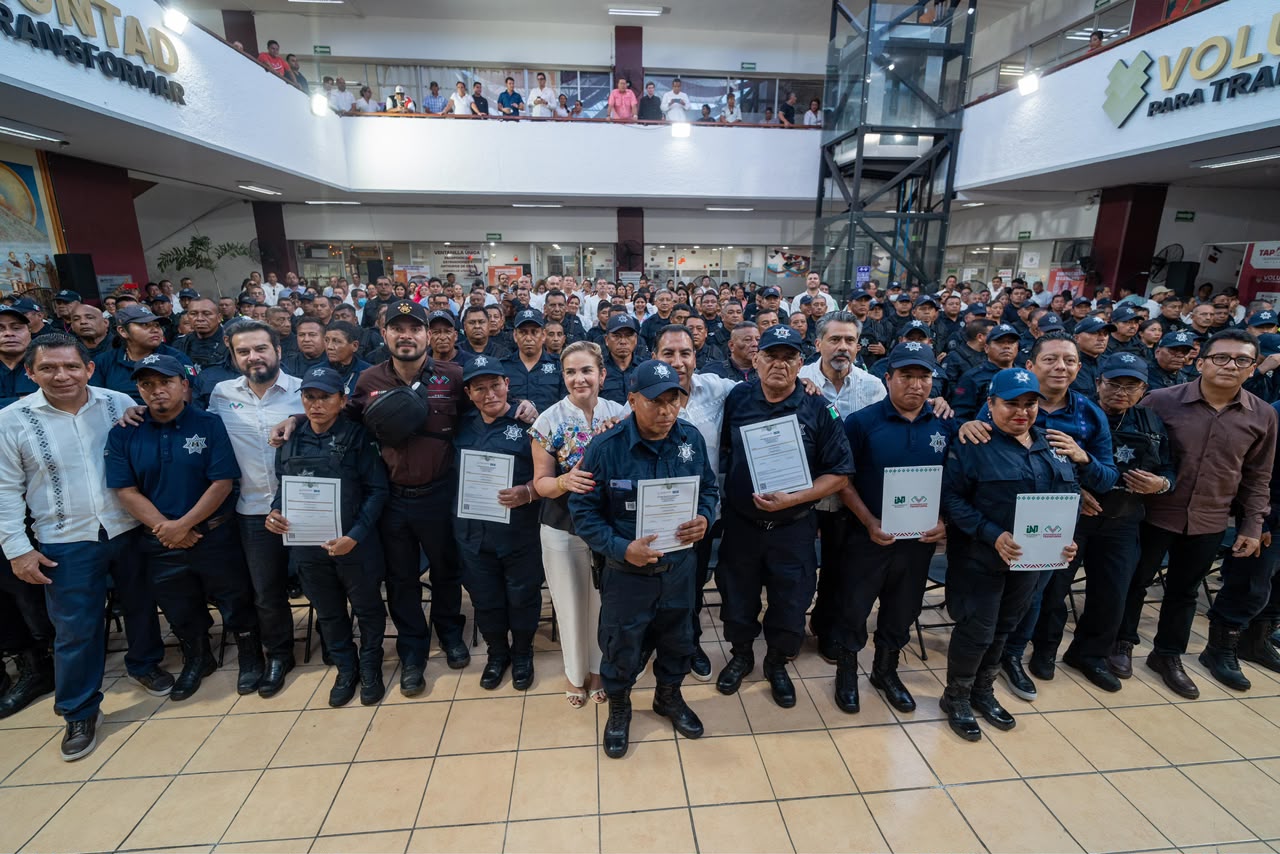 Eduardo Ramírez entrega certificados de bachillerato a policías de seis municipios