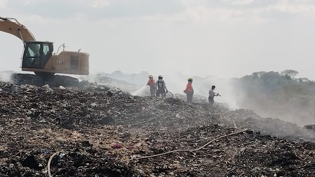 Gobierno de Chiapas mantiene combate permanente al incendio en basurero municipal de Tapachula