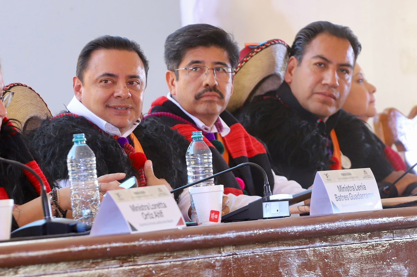 Gobernador y presidente del Tribunal de Justicia atestiguan sesión histórica de la SCJN en Tenejapa