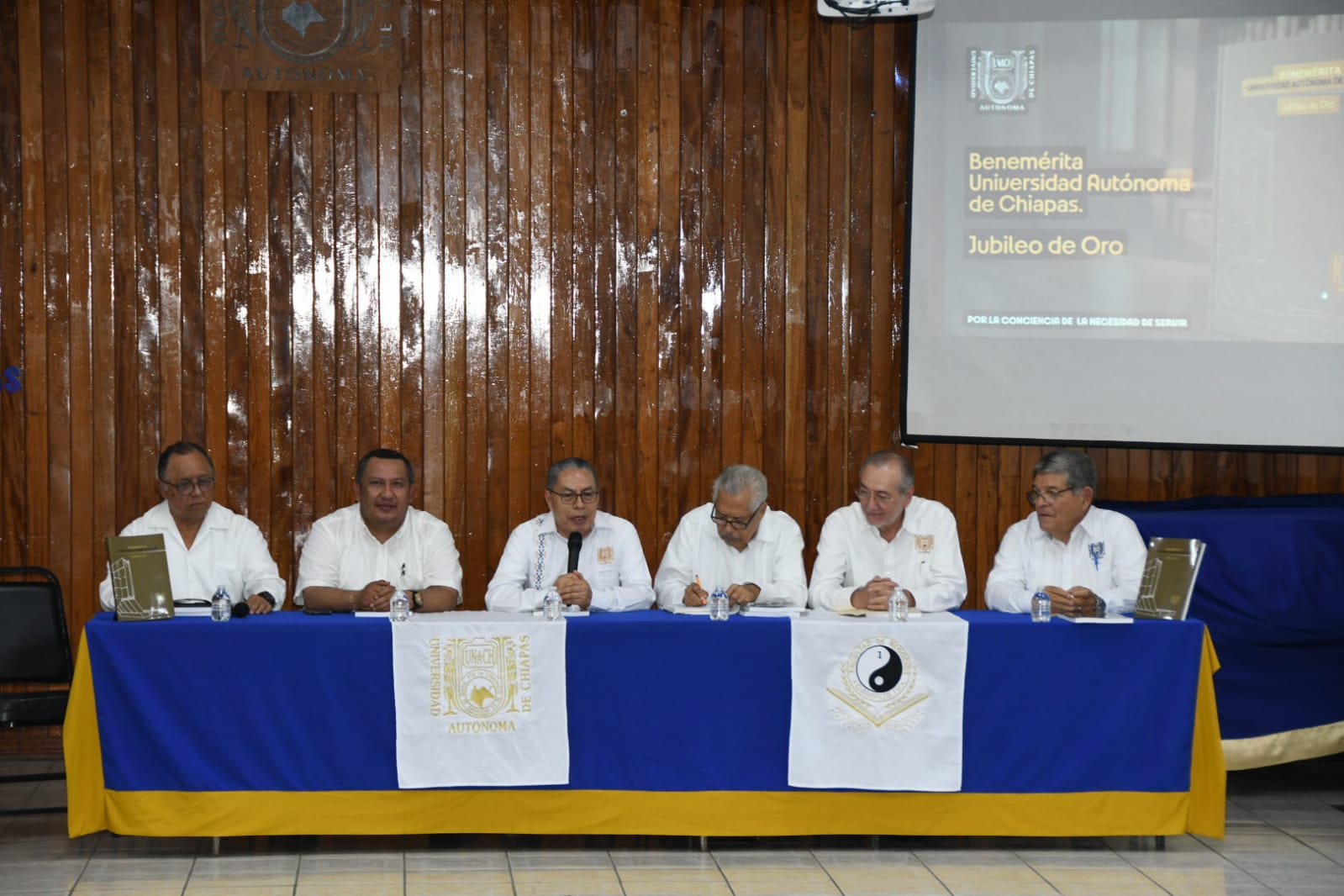 Presentan en Tapachula el libro “Benemérita Universidad Autónoma de Chiapas, Jubileo de Oro”