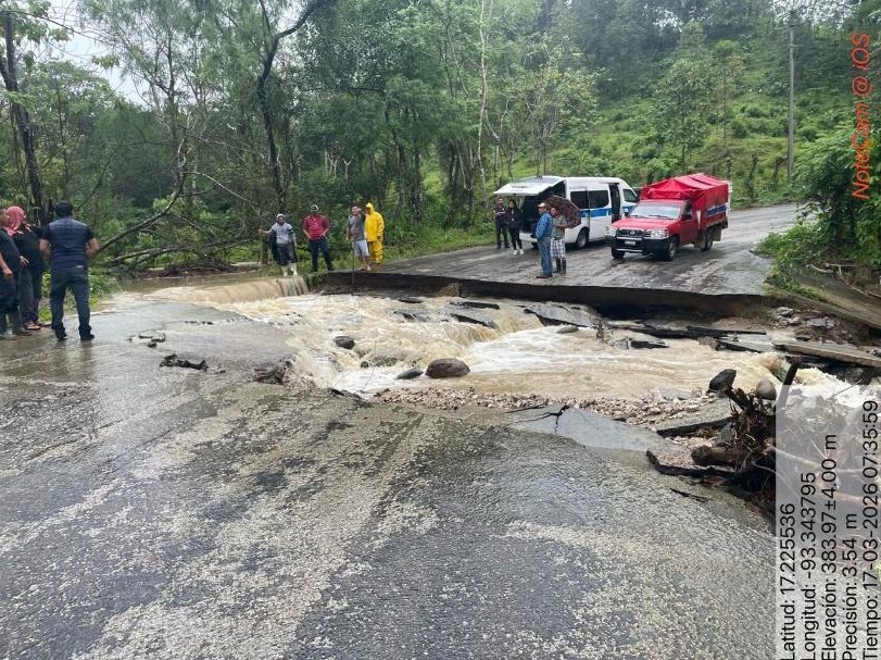 Lluvias provocan afectaciones carreteras en Tecpatán; Protección Civil atiende emergencias