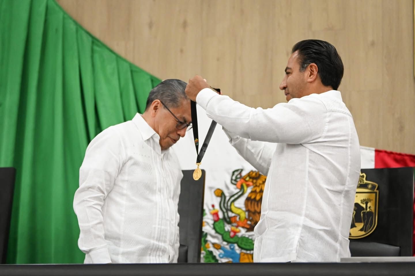 Gobernador Eduardo Ramírez Aguilar impone medalla “Ángel Albino Corzo Castillejo” a Florentino Pérez