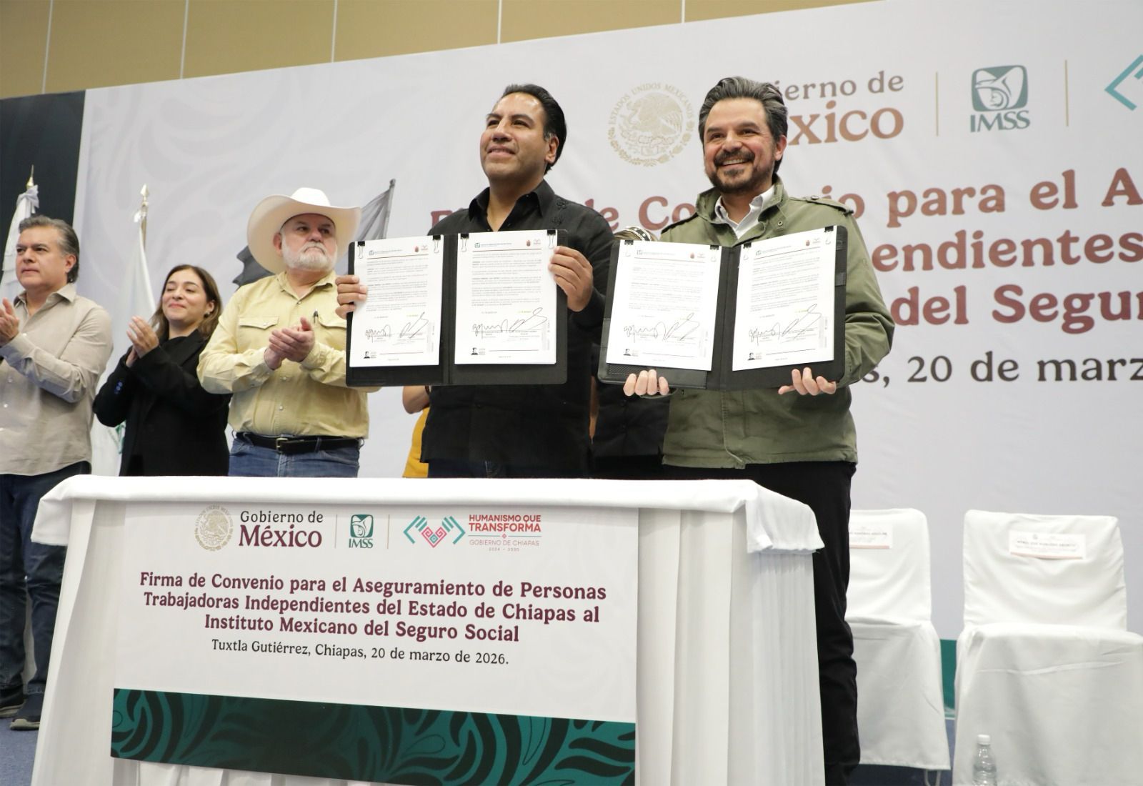 Firman Zoé Robledo y Eduardo Ramírez convenio para el aseguramiento de Personas Trabajadoras Independientes al IMSS