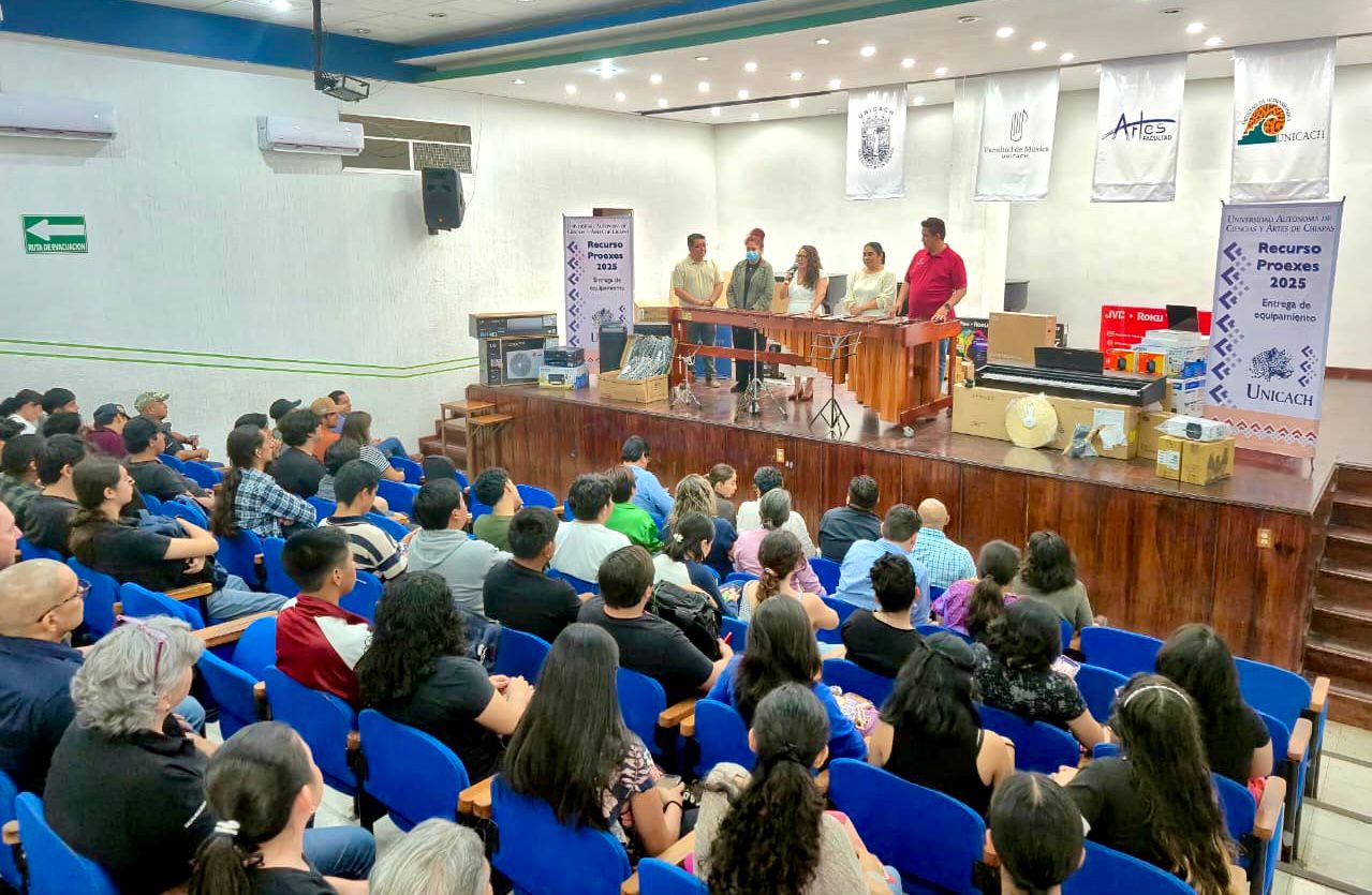 Entrega rectora de la UNICACH, Fanny López Jiménez, equipo y mobiliario que reduce rezago histórico en facultades