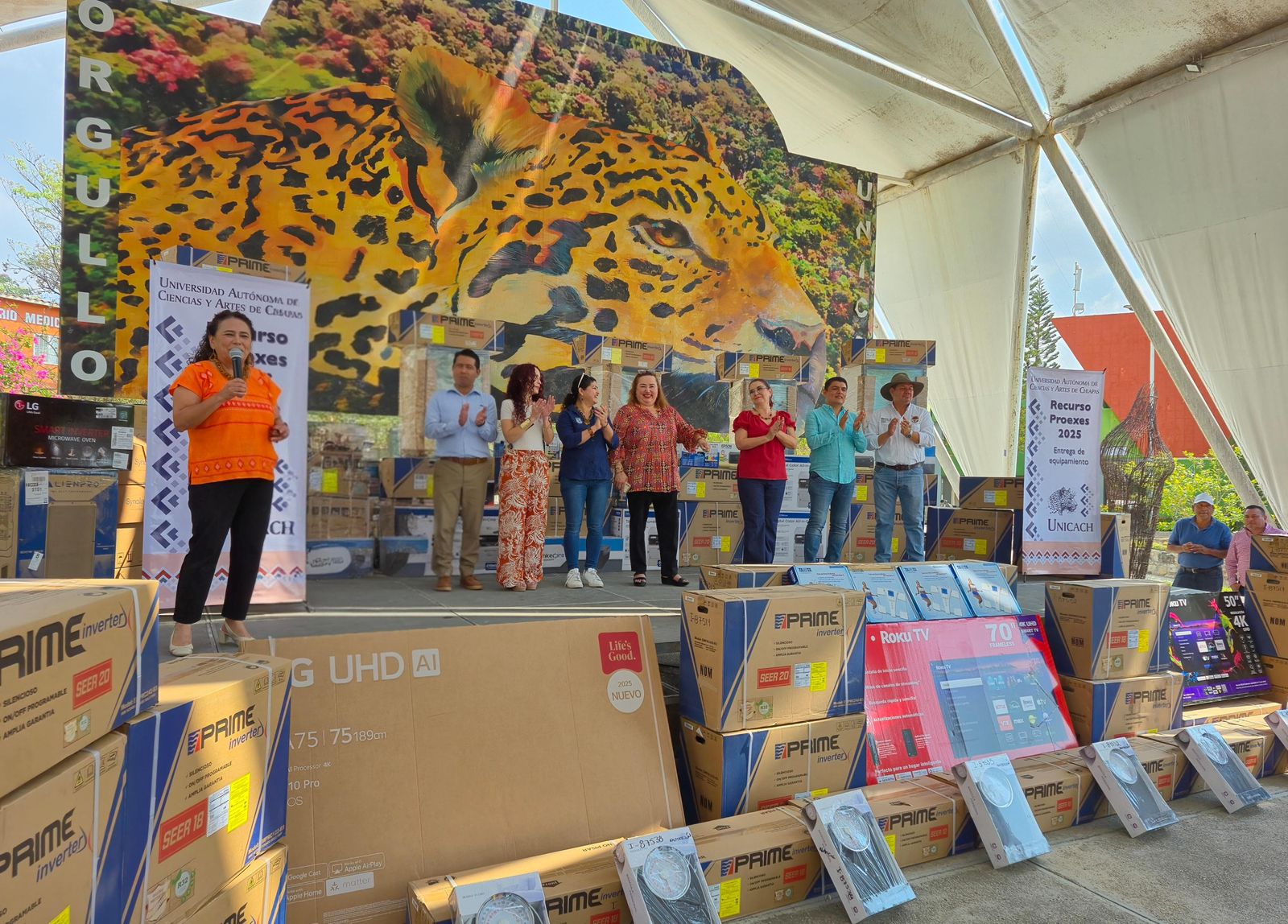 Continúa rectora de UNICACH Fanny López Jiménez equipando a las facultades