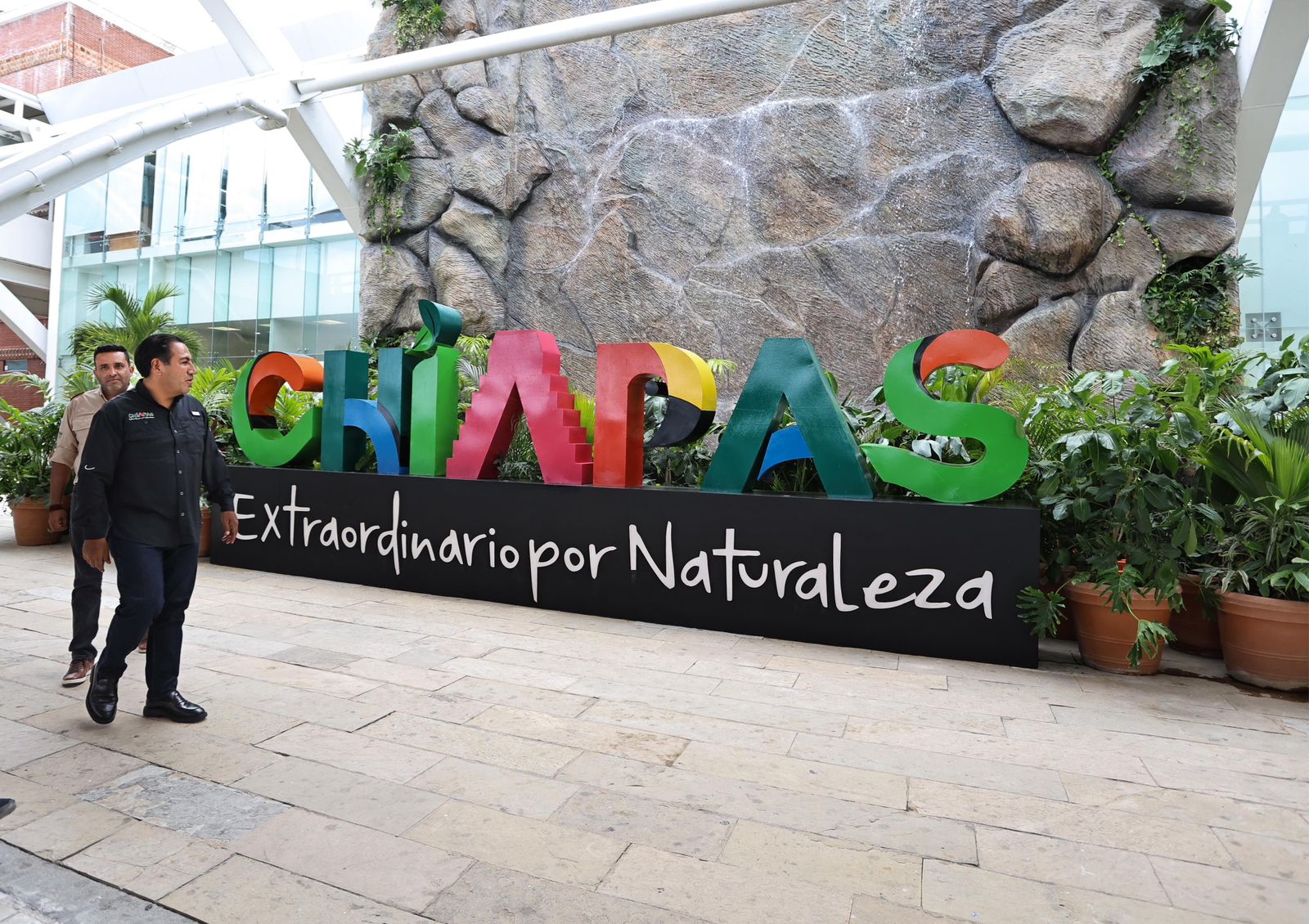 Eduardo Ramírez supervisa mejoras en el aeropuerto y destaca que Chiapas está listo para recibir al turismo