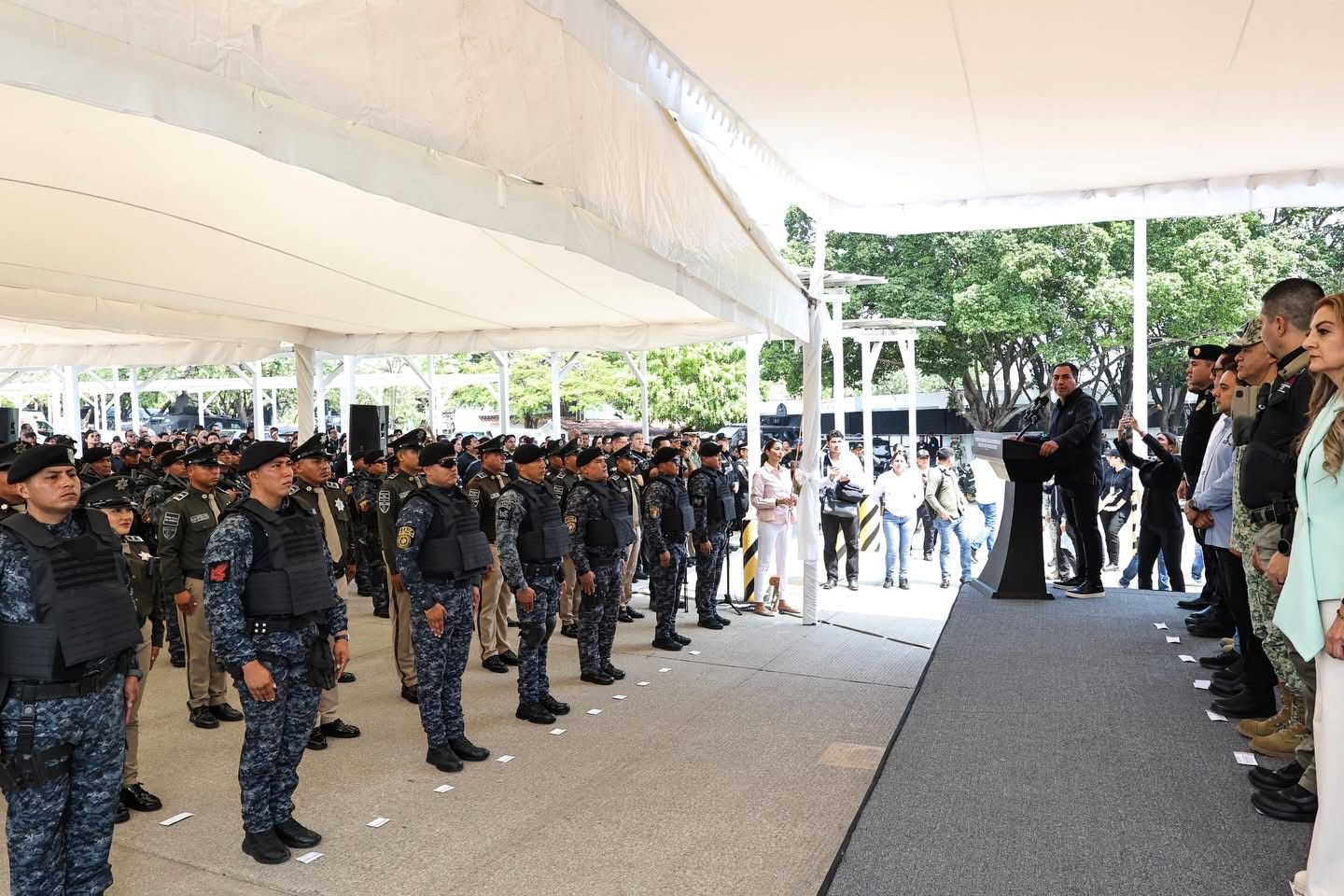 Eduardo Ramírez entrega cámaras corporales y chalecos con placas balísticas a elementos de la SSP