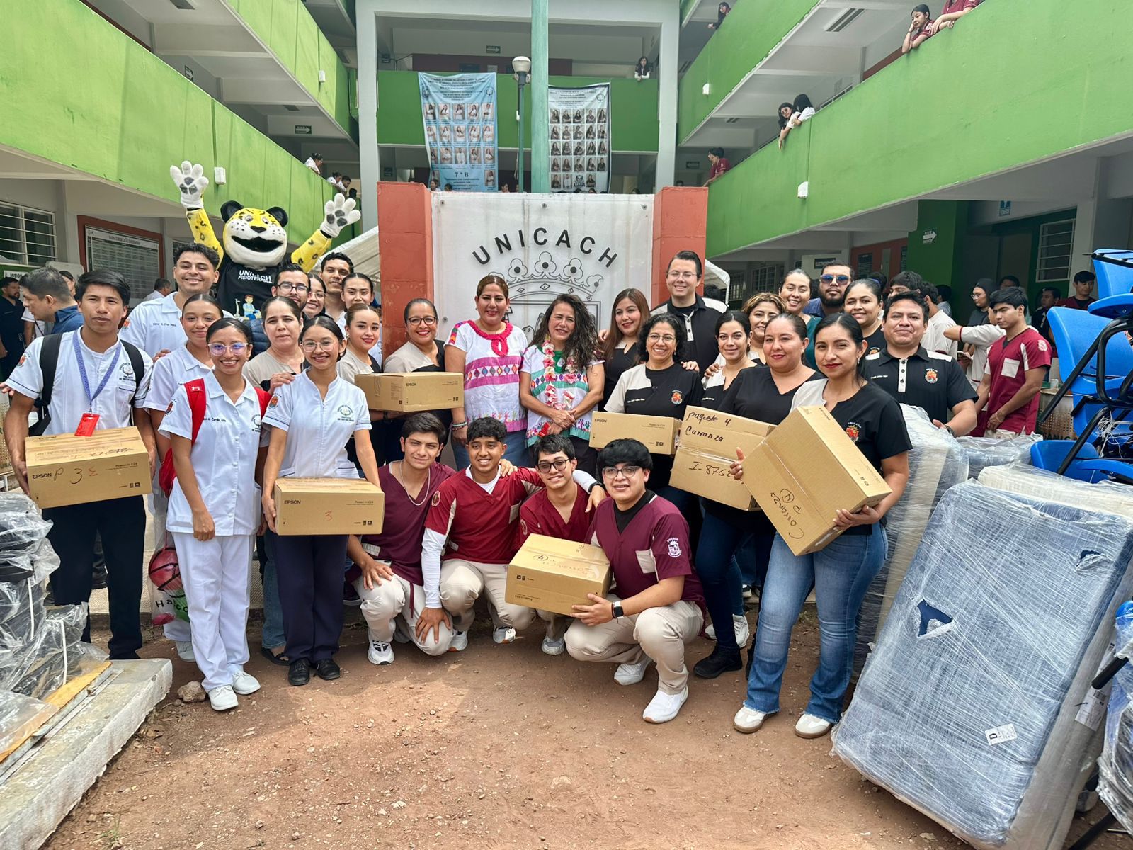 Entrega rectora de UNICACH Fanny López Jiménez equipamiento en sede Venustiano Carranza