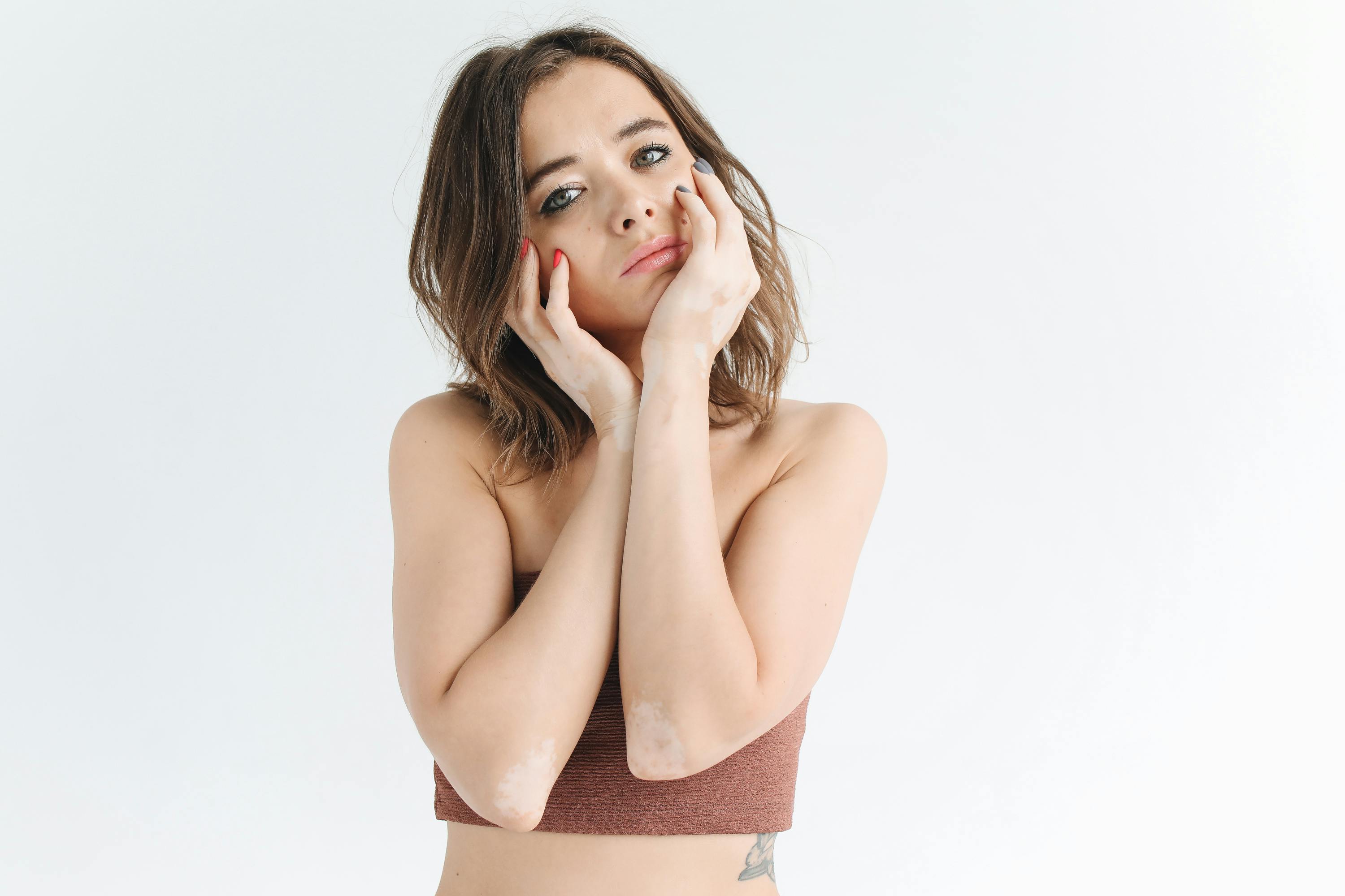 La era del anti-perfeccionismo: por qué la “belleza imperfecta” conecta más (y qué deben cambiar las marcas)