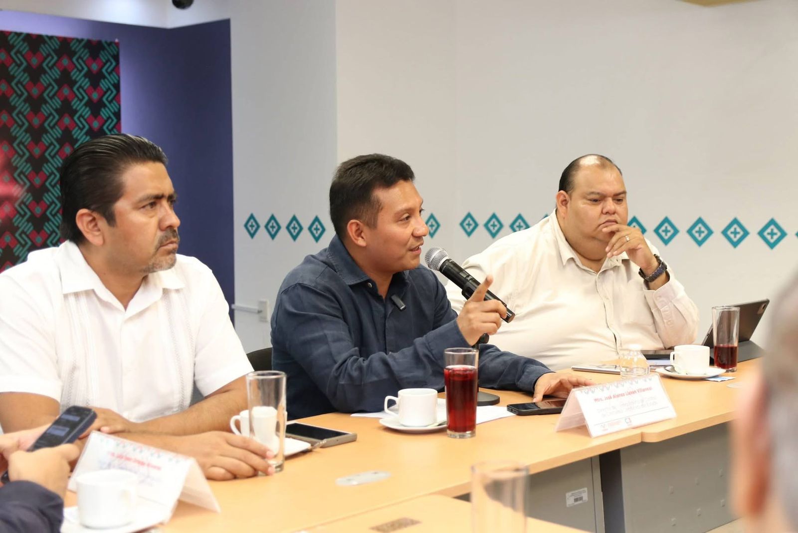 Destaca Pepe Llaven transparencia y certificación policial en reunión con medios