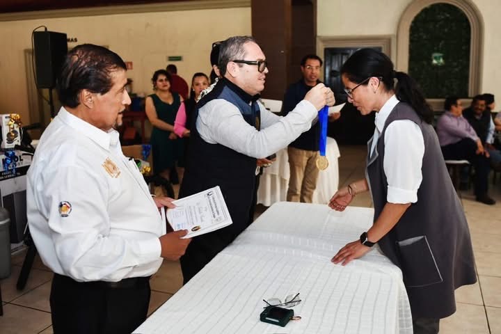 Reconoce UNACH a docentes con más de 25 años de servicio en los Campus de Tuxtla Gutiérrez y San Cristóbal de Las Casas