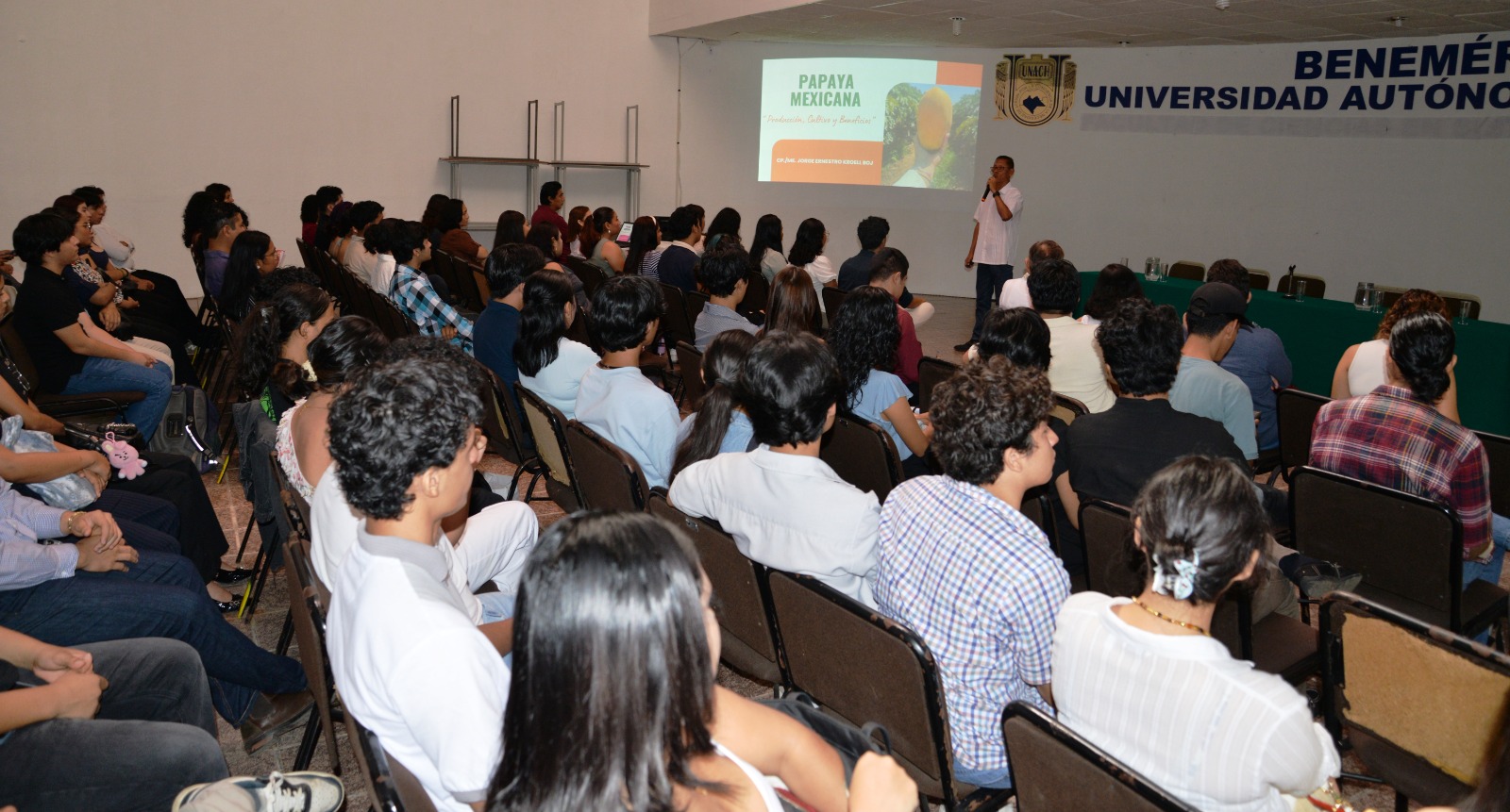 Expertos en frutos tropicales participaron en el Seminario de Investigación del Instituto de Biociencias de la UNACH