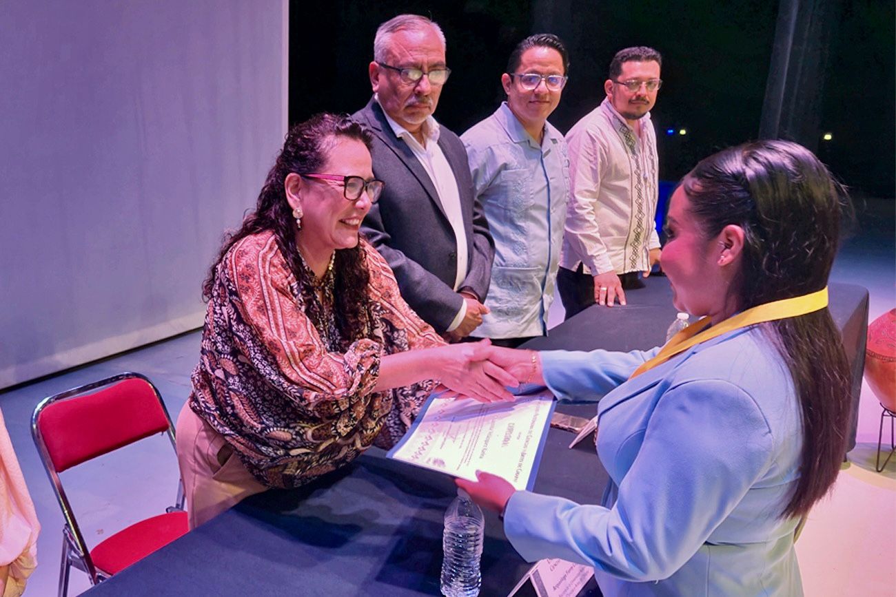 Entrega rectora de UNICACH Fanny López Jiménez, certificados de estudios a egresados de la Facultad de Ciencias Humanas y Sociales