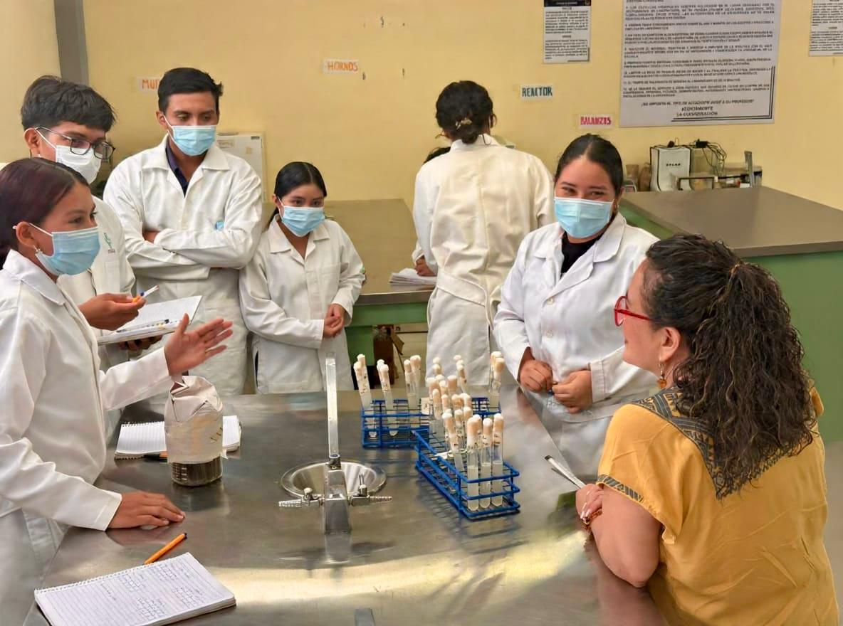 Egresados de la UNICACH reciben Premio CENEVAL por desempeño de excelencia
