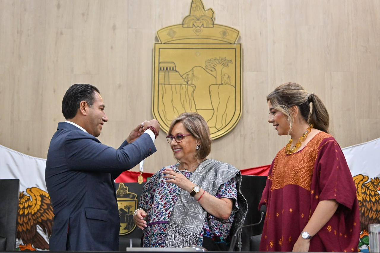 Gobernador Eduardo Ramírez Aguilar impone medalla “Rosario Castellanos” a Malú Mícher