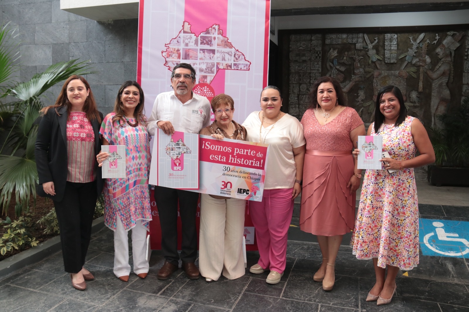 Presenta IEPC libro conmemorativo del 30º aniversario del órgano electoral chiapaneco