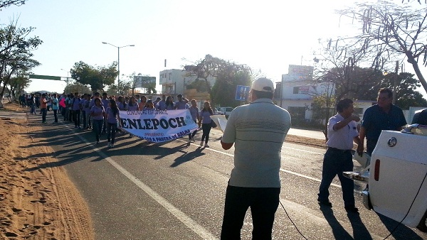 En apoyo al caso Ayotzinapa marchan normalistas y maestros