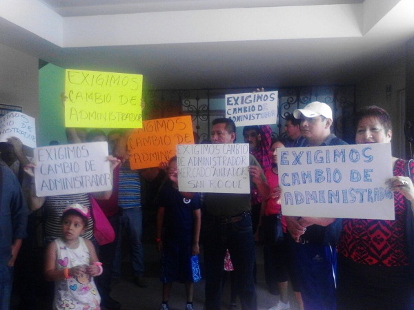 Locatarios de “San Roque” se manifiestan contra administrador