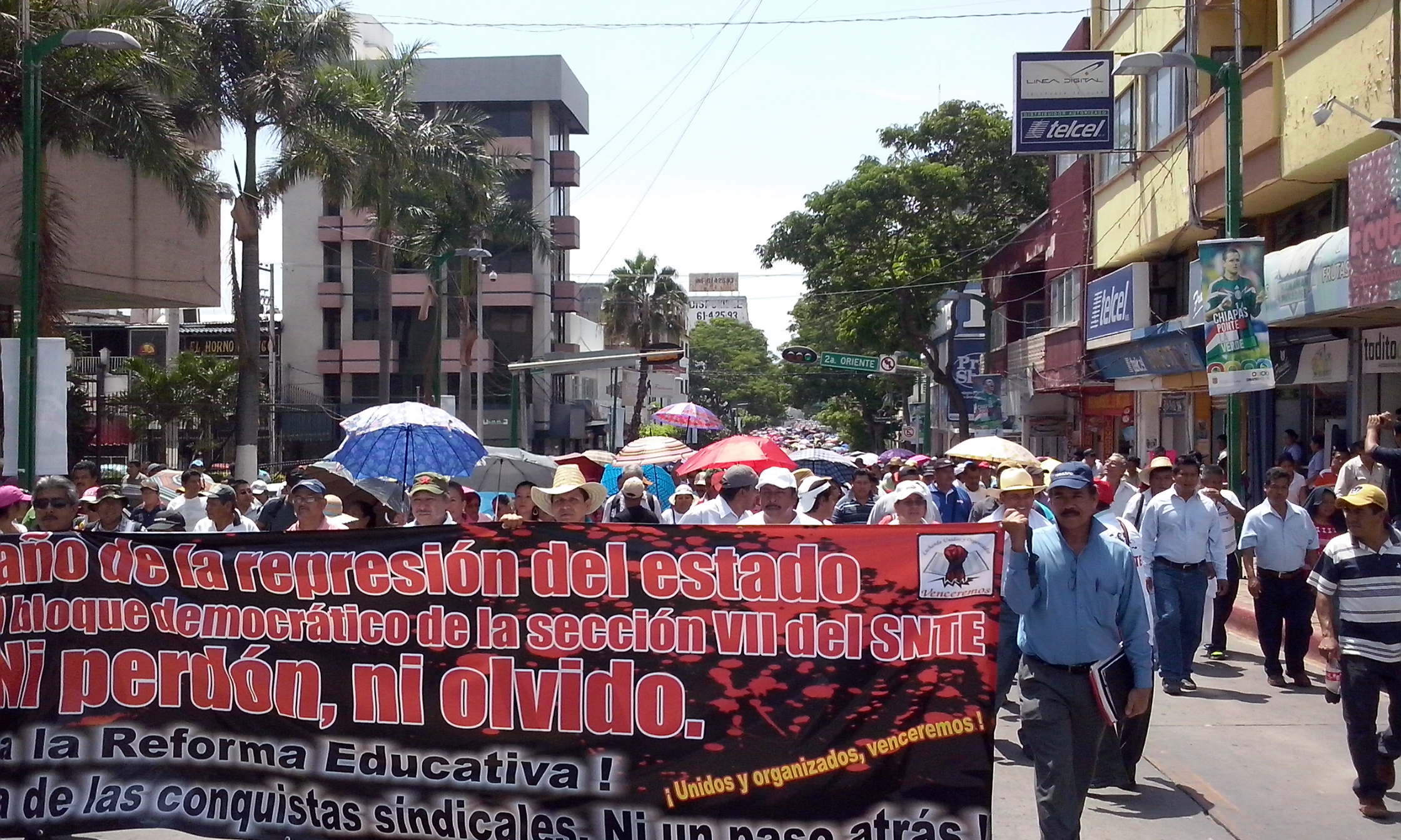 Marchan maestros de la región centro y estudiantes de la Mactumactzá