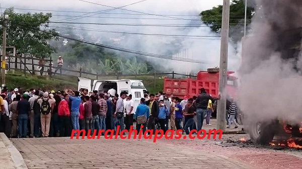 Heridos y vehículos quemados en enfrentamiento.