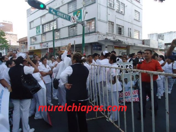 En Chiapas celebran con represión a trabajadores de la salud en su día.