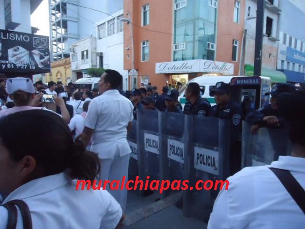 En Chiapas celebran con represión a trabajadores de la salud en su día.